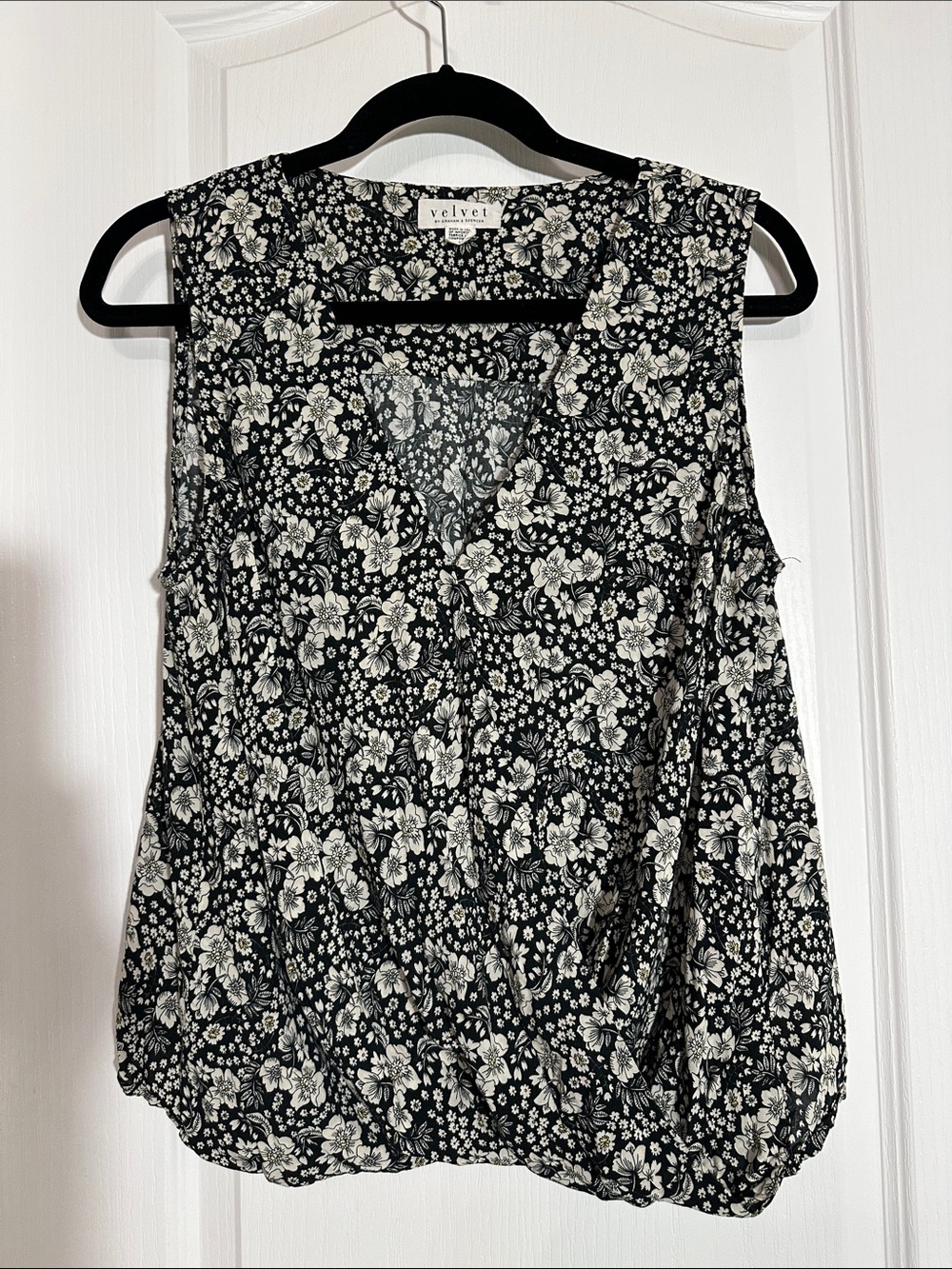 Velvet by Graham & Spencer Black and White Floral Sleeveless V-Neck Camisole